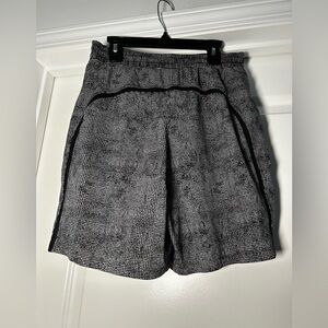 lululemon athletica‎ Men's Gray and Blacck Variegated Mesh Camo Shorts-Inseam-7"